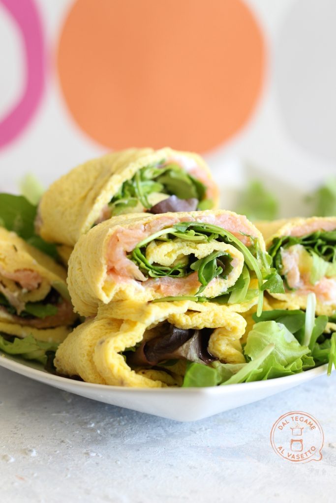 tortilla cocida en microondas enrollada y rellena con verdura y salmón