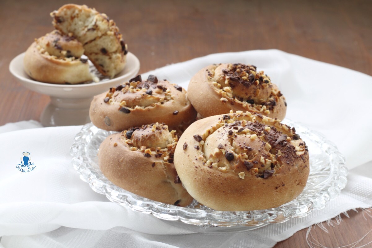 Rollos de masa leudada con chocolate