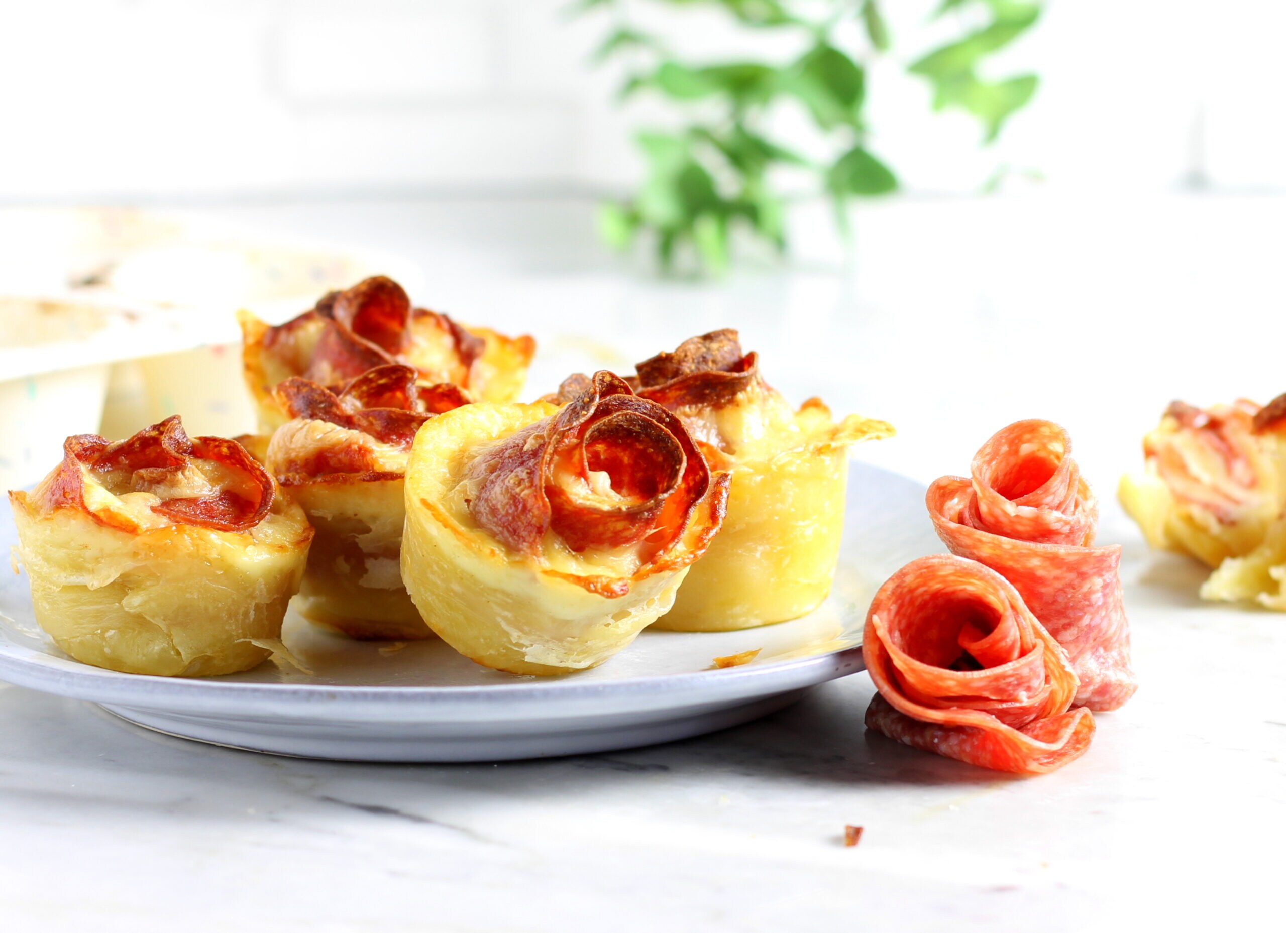 Rositas de hojaldre y salami