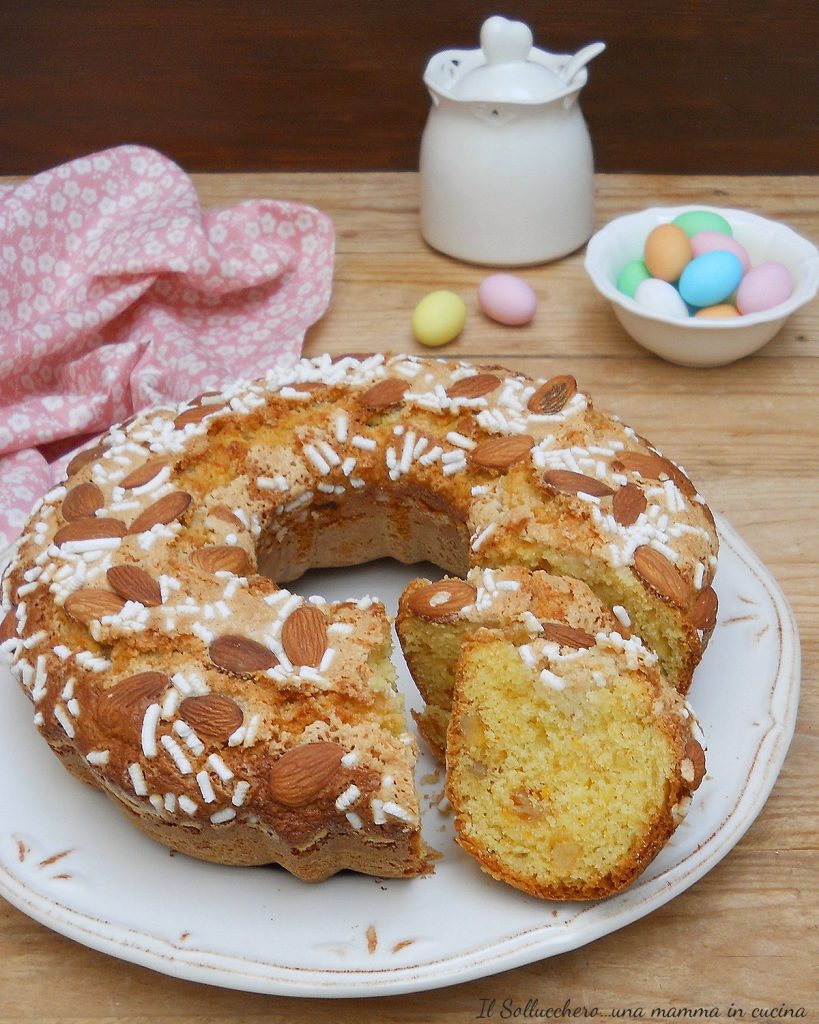 Rosca de Pascua con glaseado de la paloma oriz