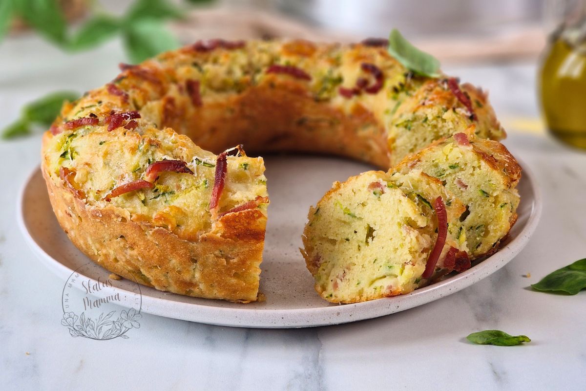 Rosca salada con calabacines rallados y speck sin hojaldre: esponjosa, rápida y perfecta para cualquier ocasión