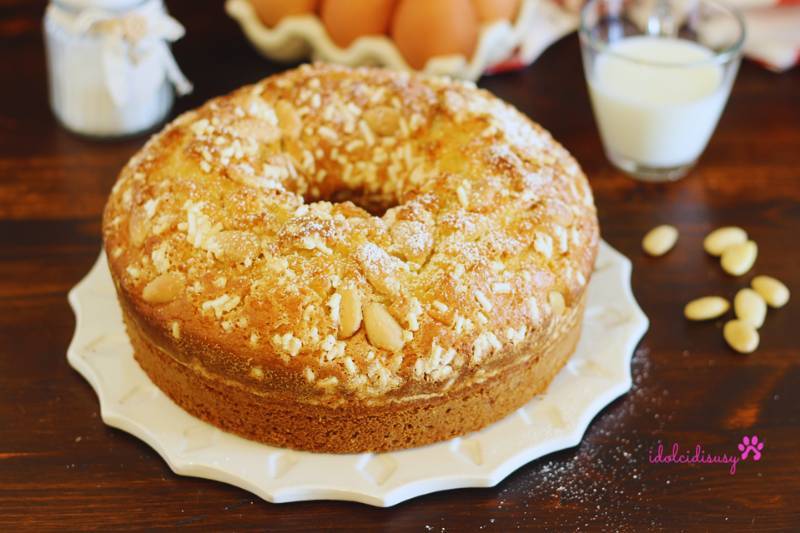 Rosca esponjosa de yogur y almendras