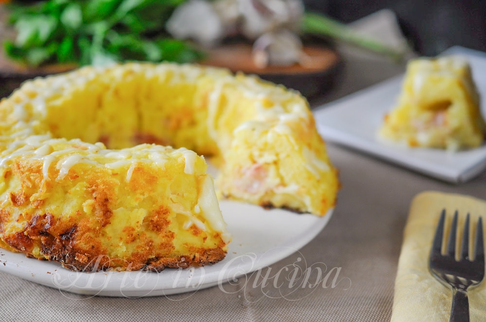 Rosquilla de patatas con corazón derretido y jamón
