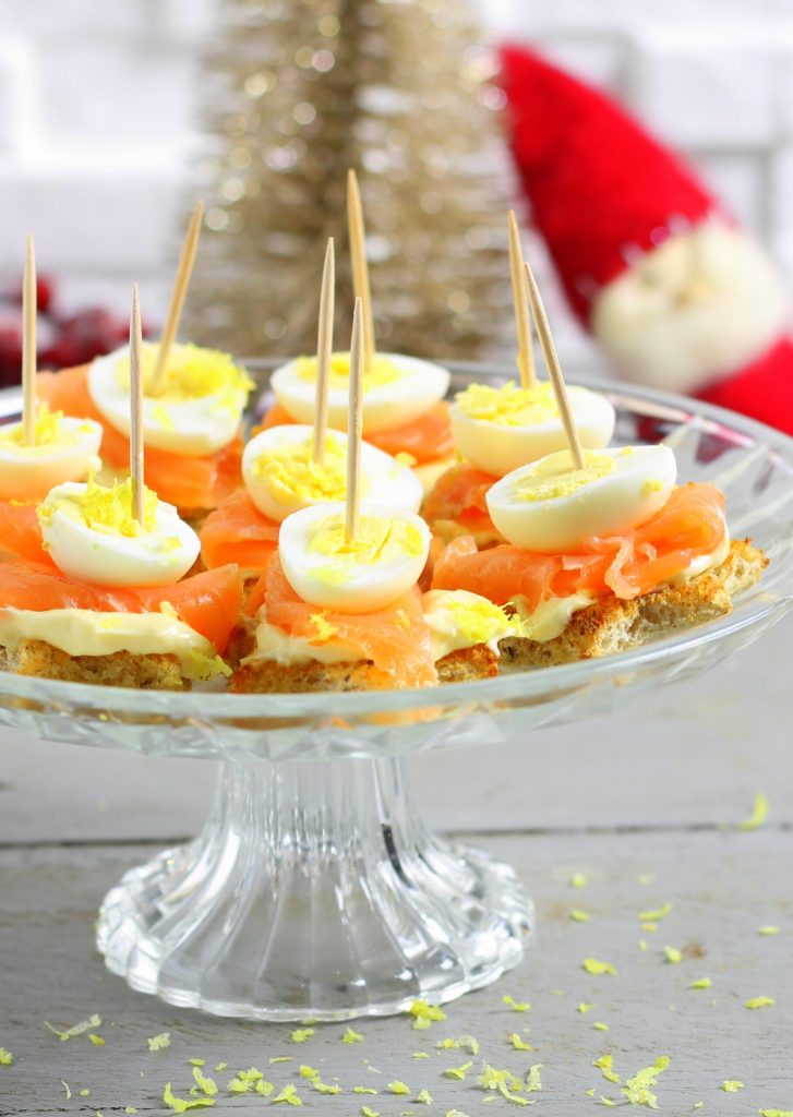 Tostas con salmón y huevos de codorniz