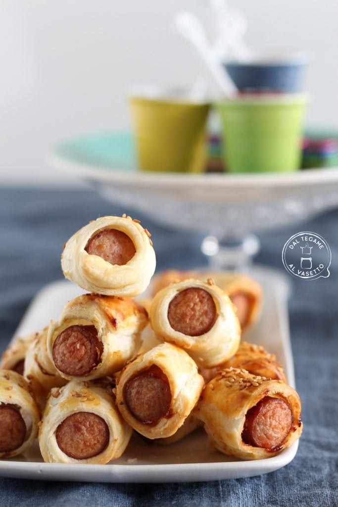 saladitos hechos con hojaldre y salchichas cocidos en freidora de aire