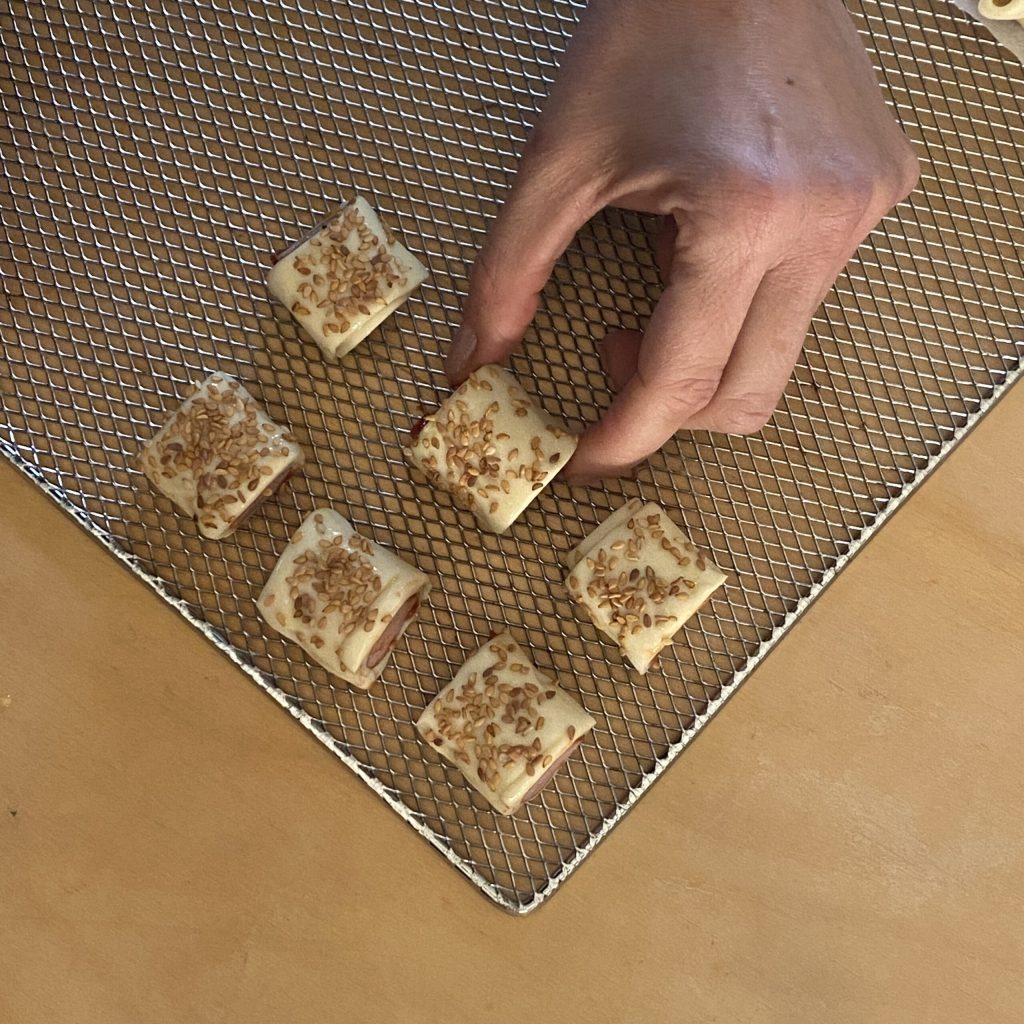saladitos hechos con hojaldre y salchichas cocidos en freidora de aire