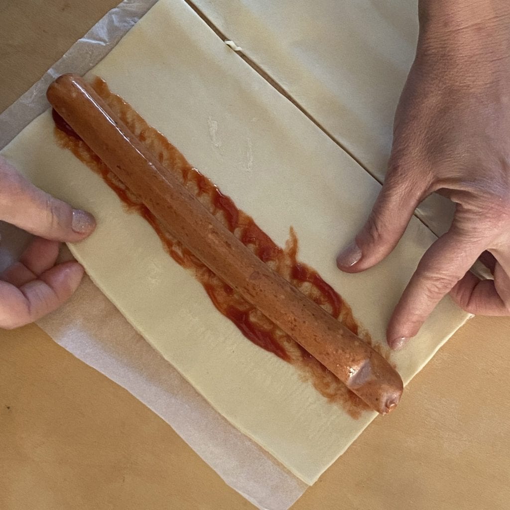 saladitos hechos con hojaldre y salchichas cocidos en freidora de aire