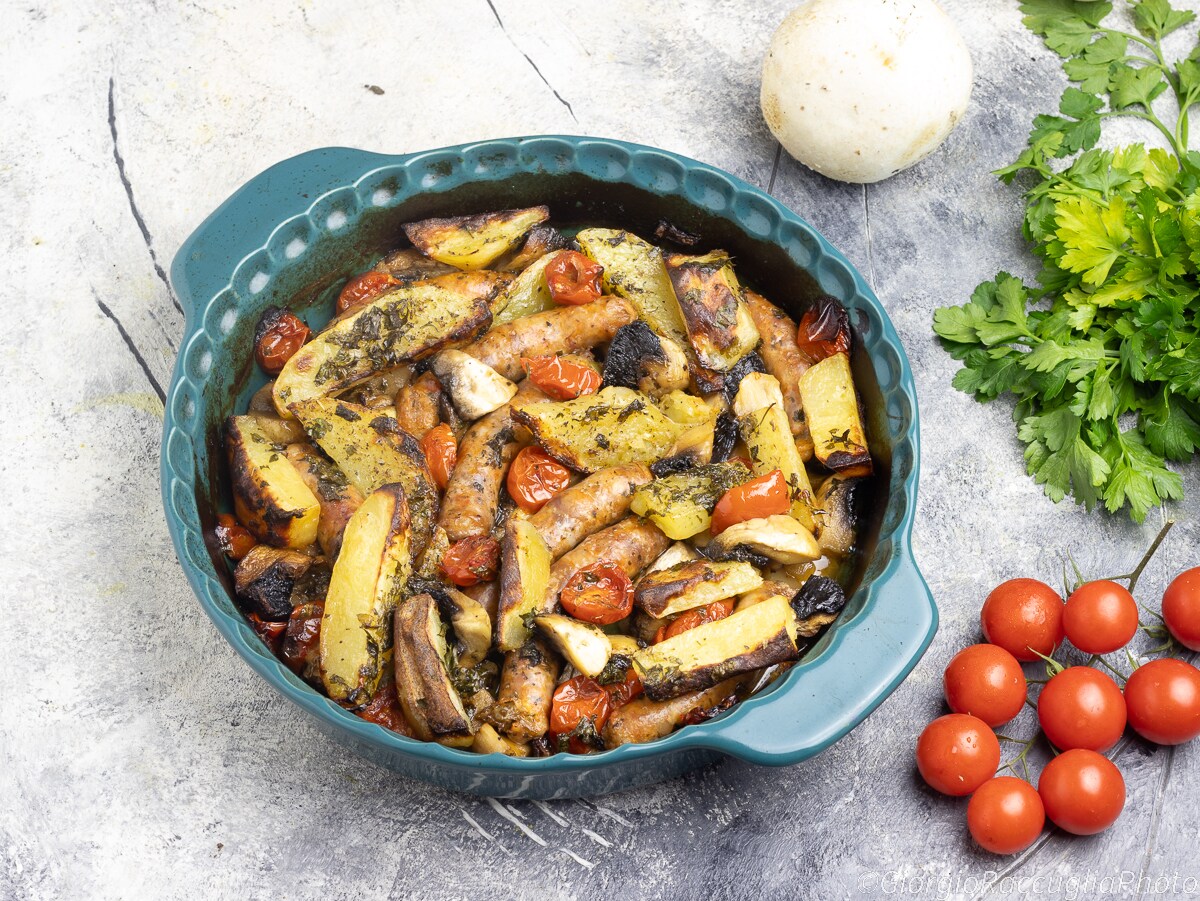 Salchicha con champiñones y patatas al horno