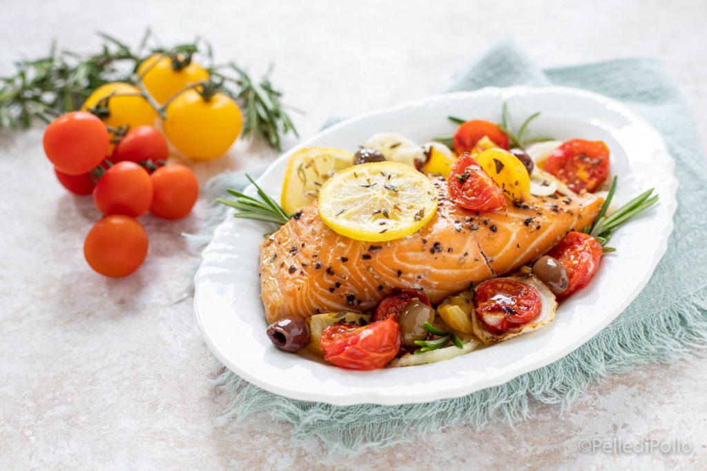 salmón con hierbas y tomates cherry