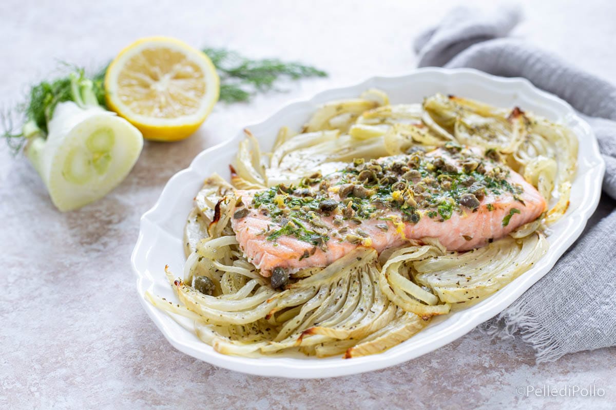 Salmón al horno con hinojo y alcaparras
