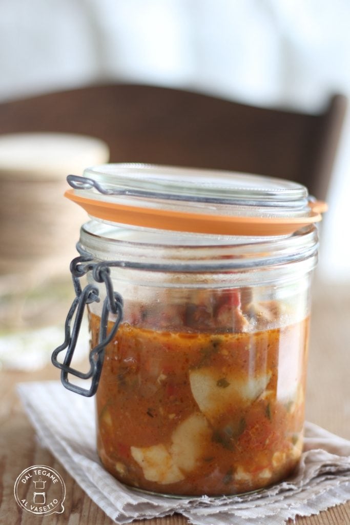 salsa con setas porcini y tomate cocidos en tarro con la técnica de cocción en tarro al microondas