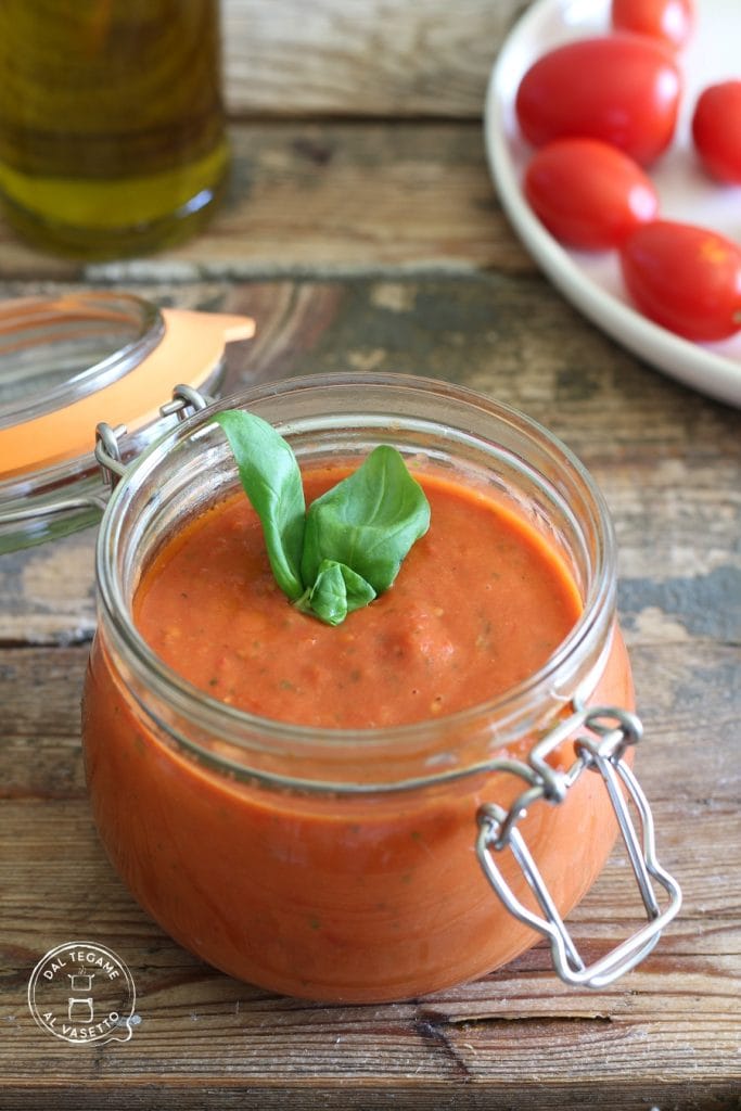 tarro de salsa de tomate fresco cocinado en el microondas y triturado