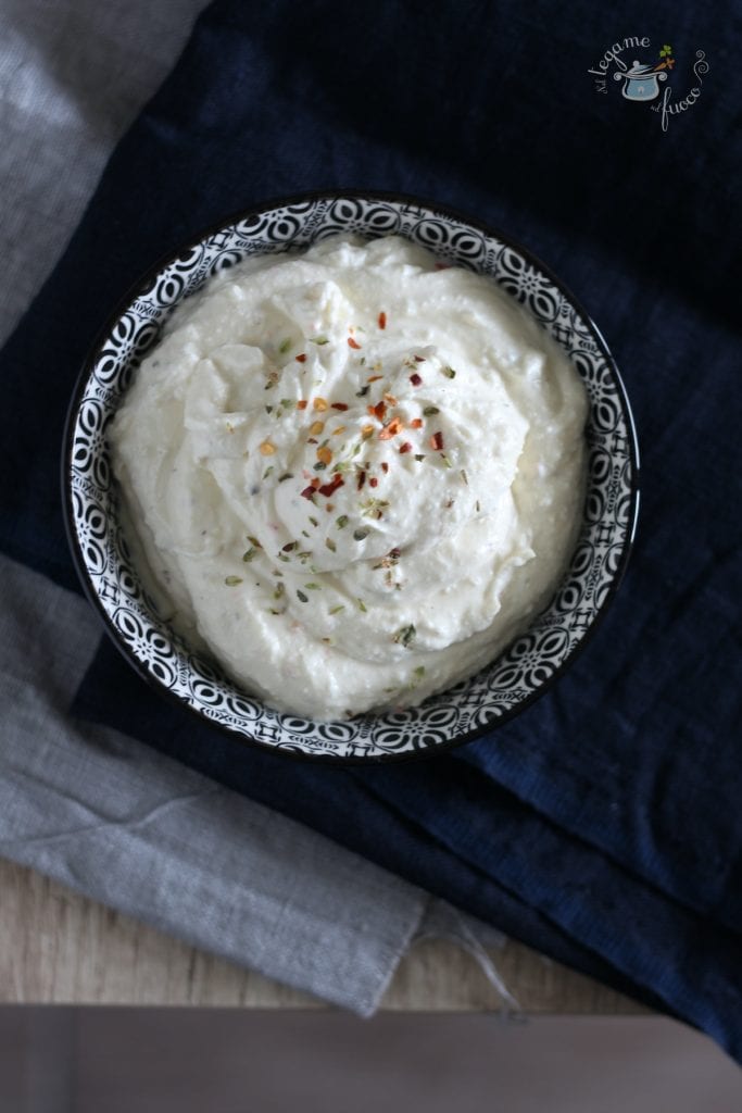 salsa griega a base de feta y yogur griego receta