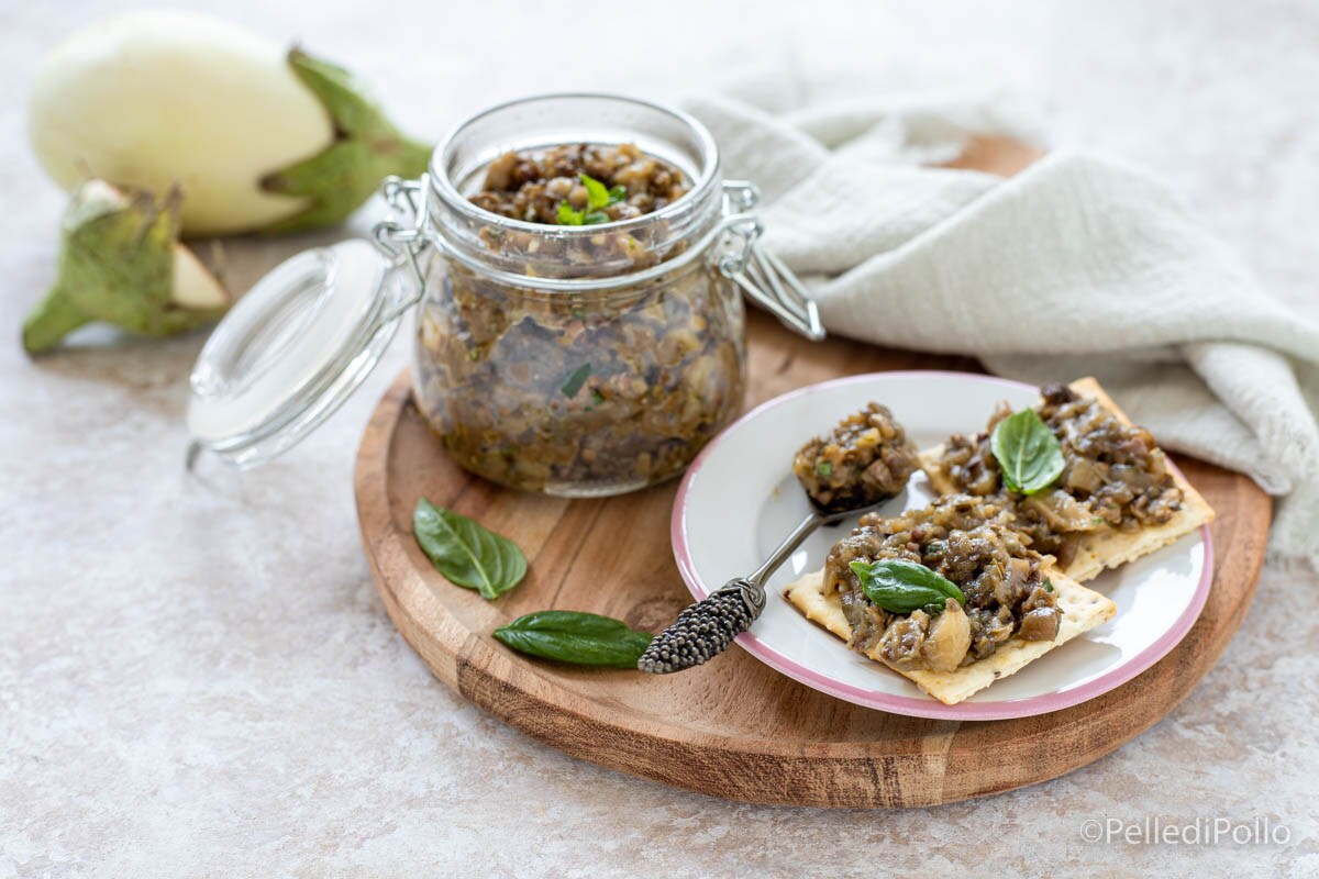 Salsa de berenjenas con aceitunas y alcaparras