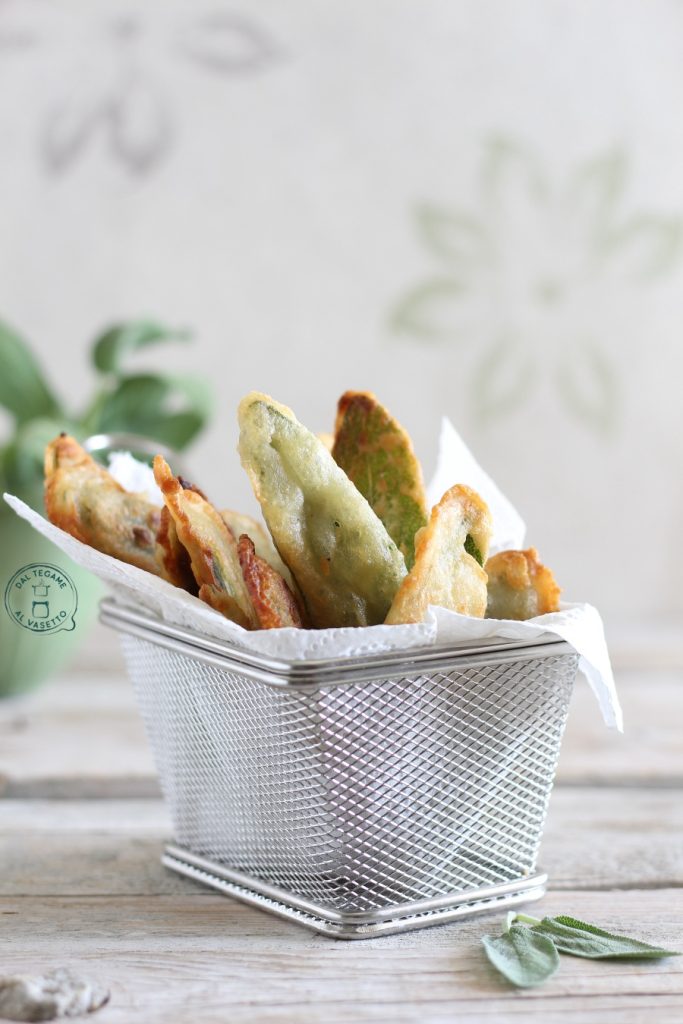 hojas de salvia pasadas por la tempura de cerveza y fritas