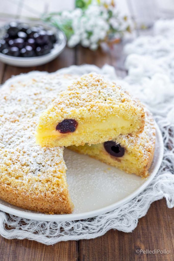 tarta con crema y cerezas