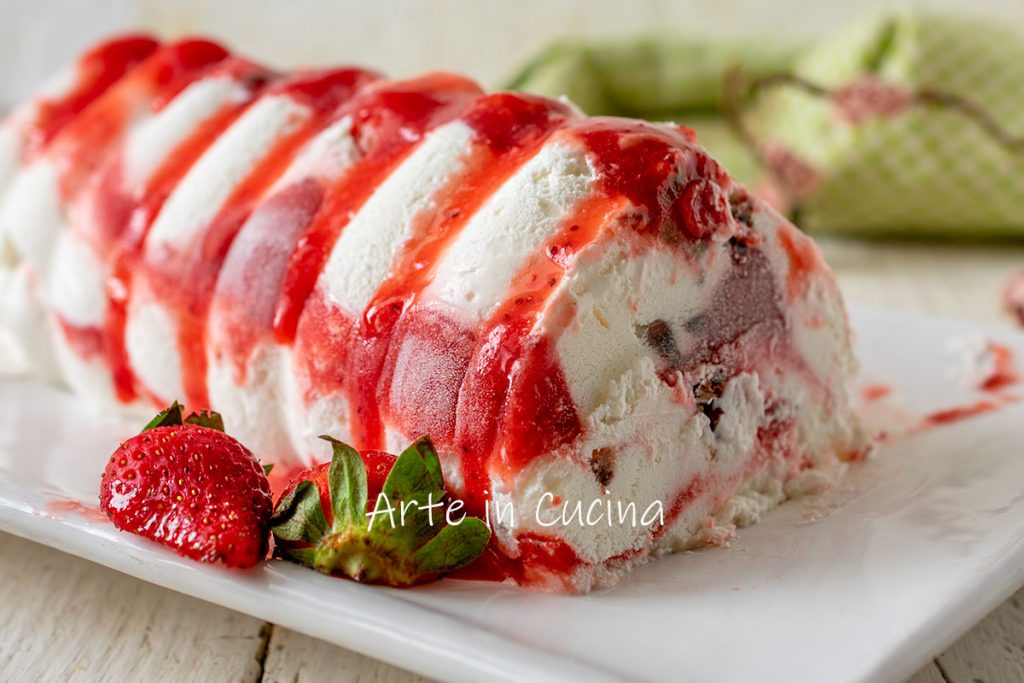 Semifrío fresas y gotas de chocolate