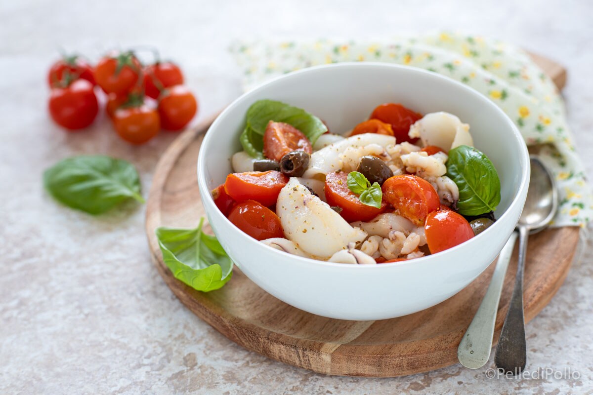 Sepionas en sartén con tomates cherry y aceitunas