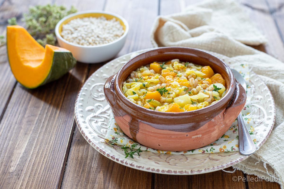 Sopa de calabaza con col rizada y farro