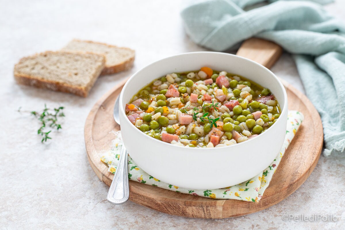 Sopa de cebada con guisantes y jamón