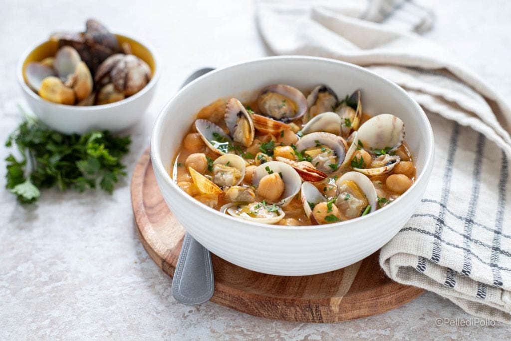 sopa de garbanzos y almejas