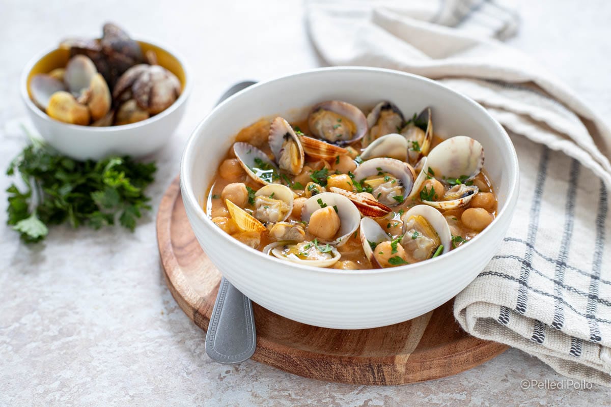 Sopa de garbanzos y almejas