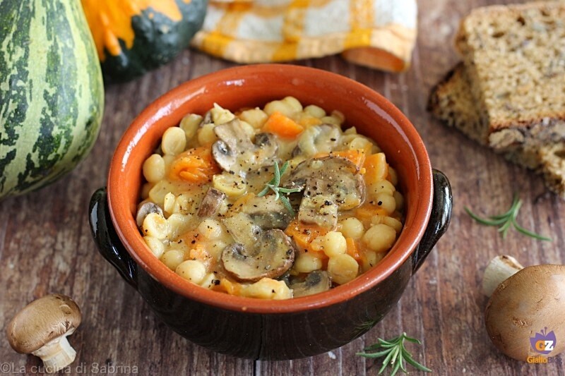 Sopa de garbanzos con calabaza y setas