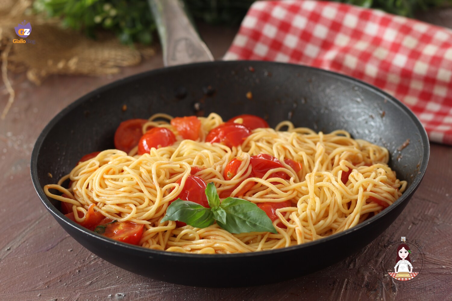 Spaghetti con tomates cherry frescos