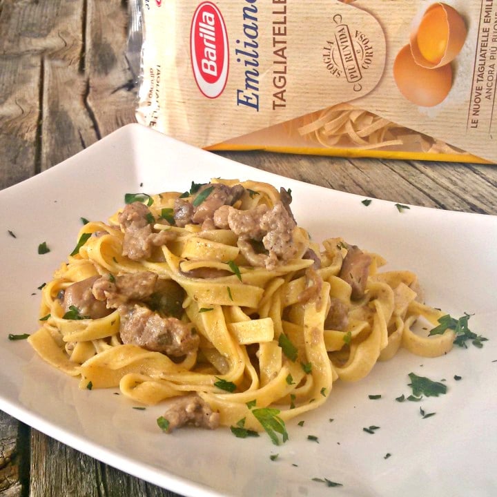 tagliatelle cremosas con setas y salchicha