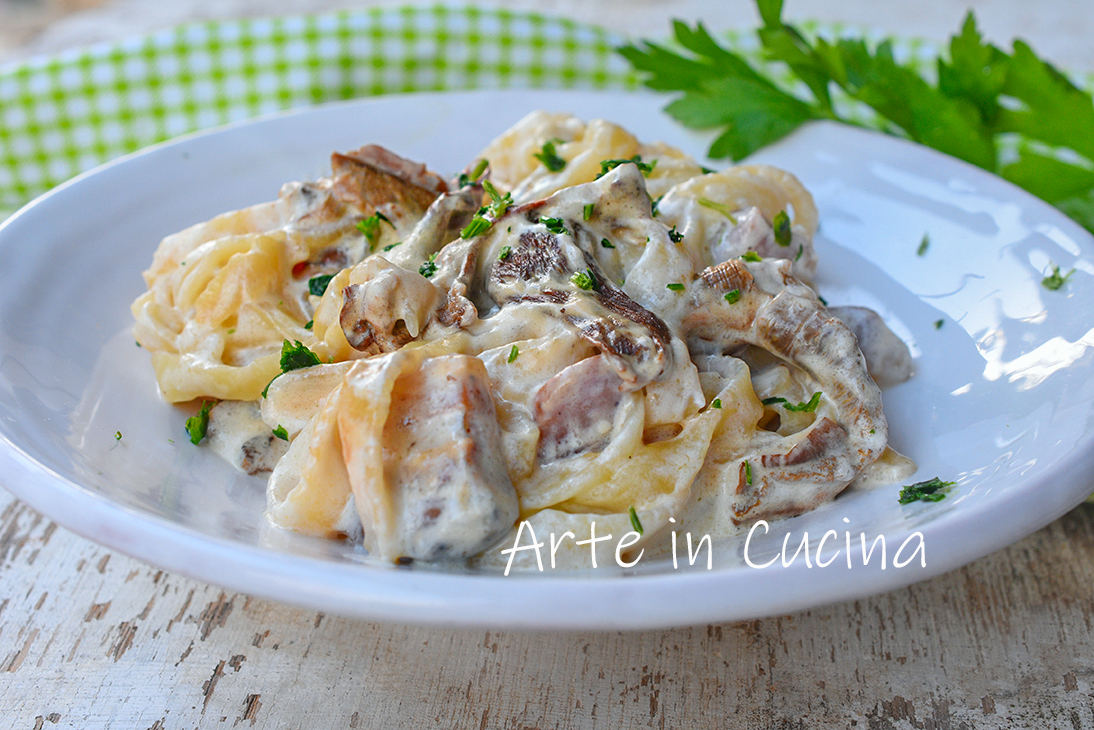 Tagliatelle con champiñones y panceta cremosas