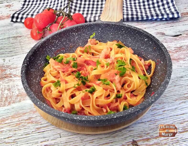 TALLARINES CON SALMÓN Y TOMATES, son un plato principal delicioso y muy fácil de realizar.