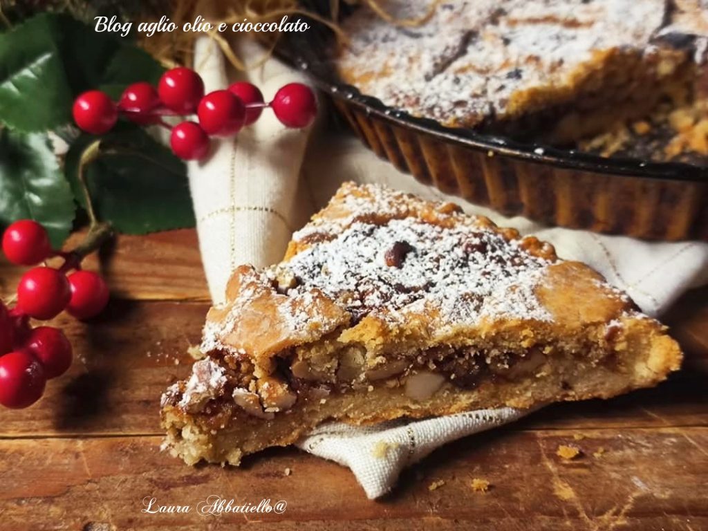 Tarta con masa quebrada de mantequilla y frutos secos y es una fiesta inmediata, un dulce con éxito asegurado, simple y delicioso