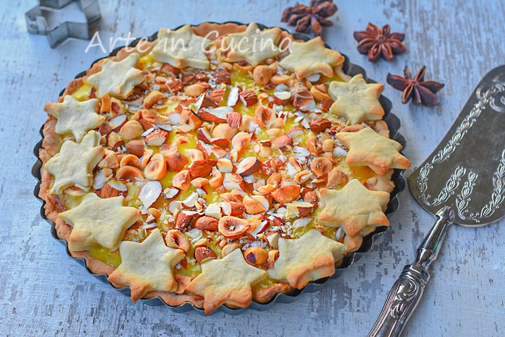 Tarta navideña con crema y frutos secos