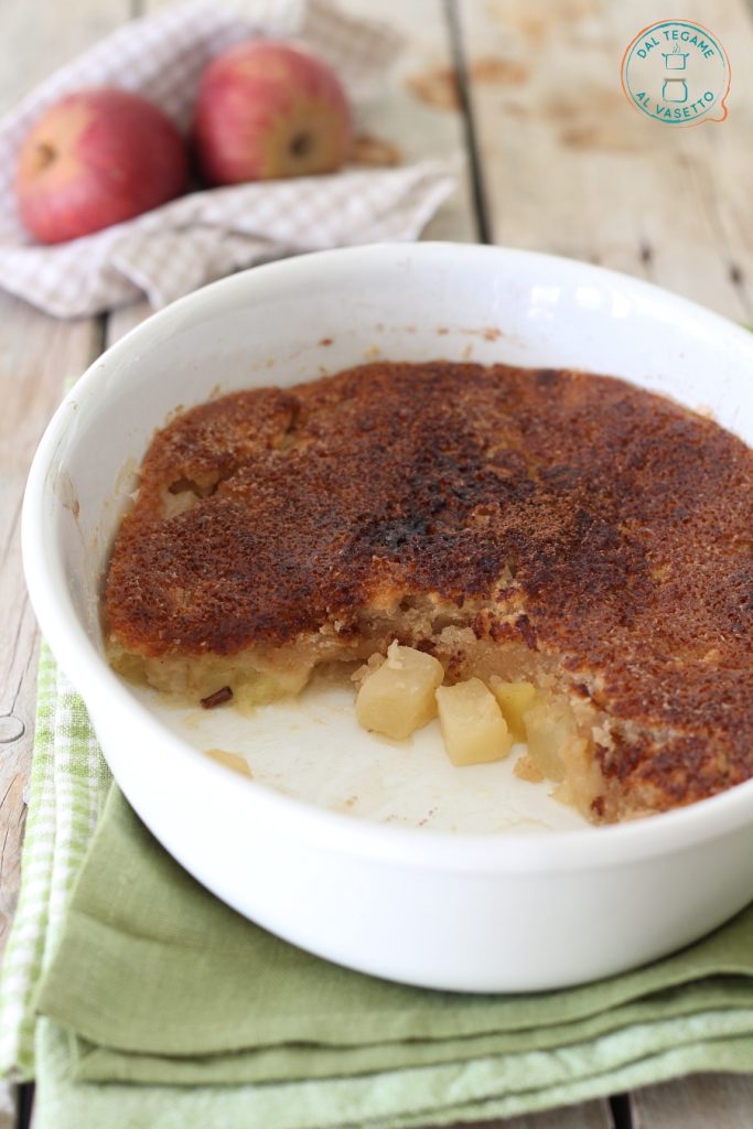tarta de manzana americana con trocitos de manzana y crema sin huevos encima cocida en microondas