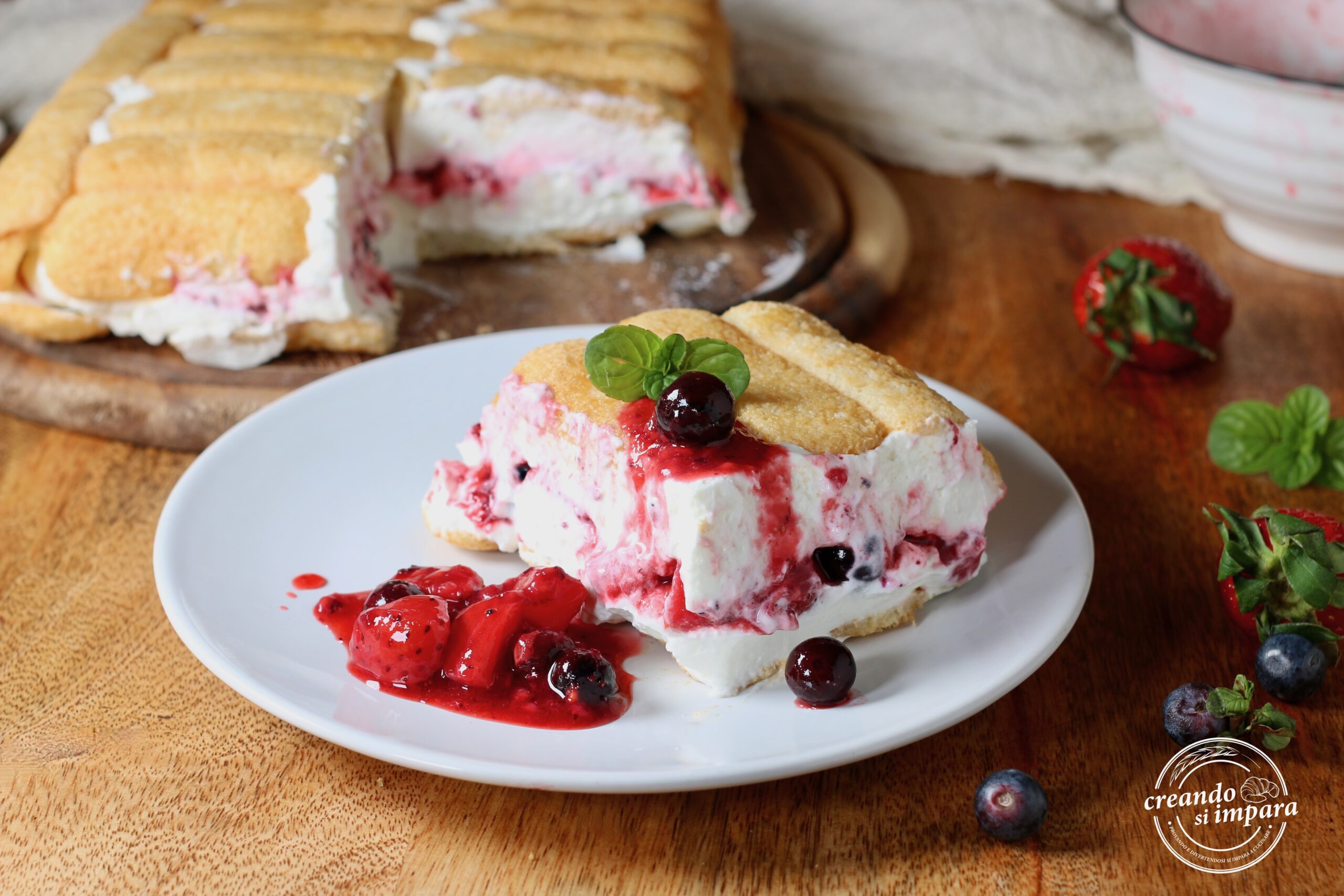 Tarta de pavesini con frutos rojos