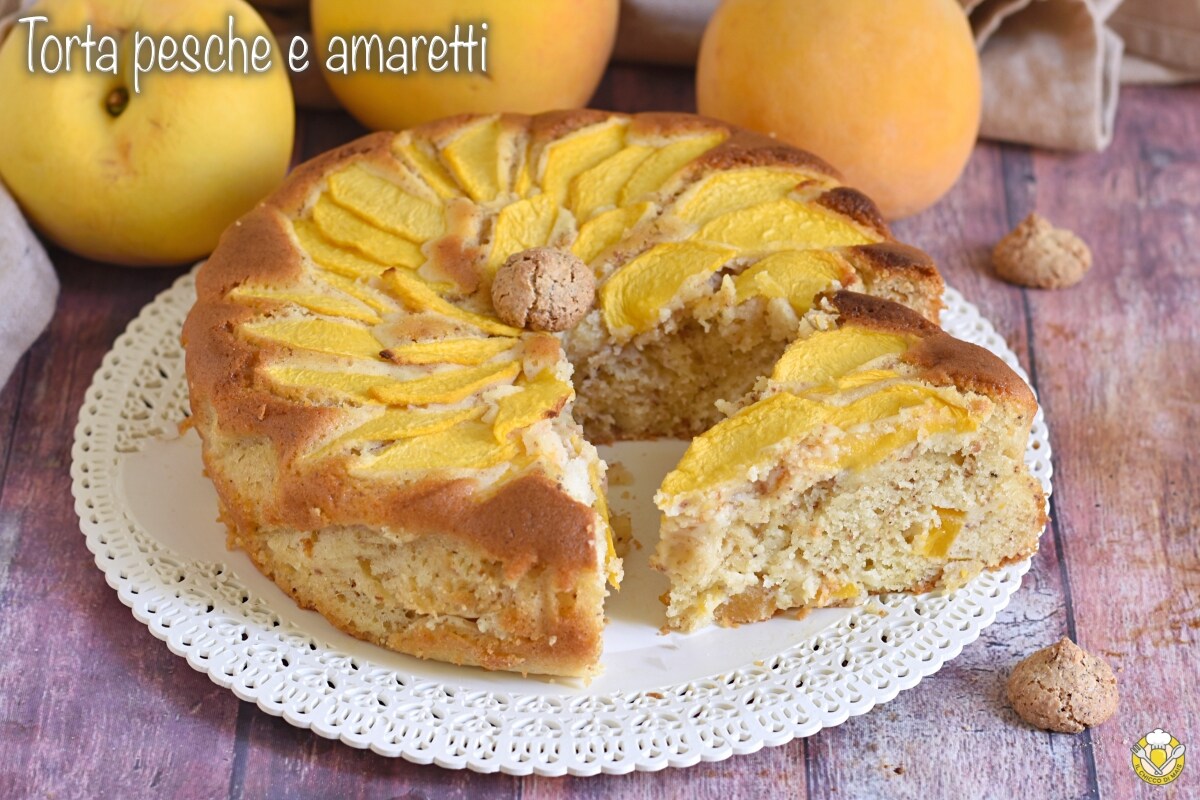 Tarta esponjosa con melocotones y amaretti