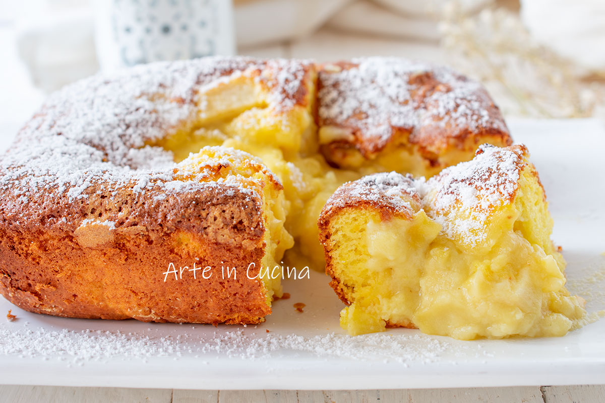 Tarta esponjosa con manzanas y crema rápida
