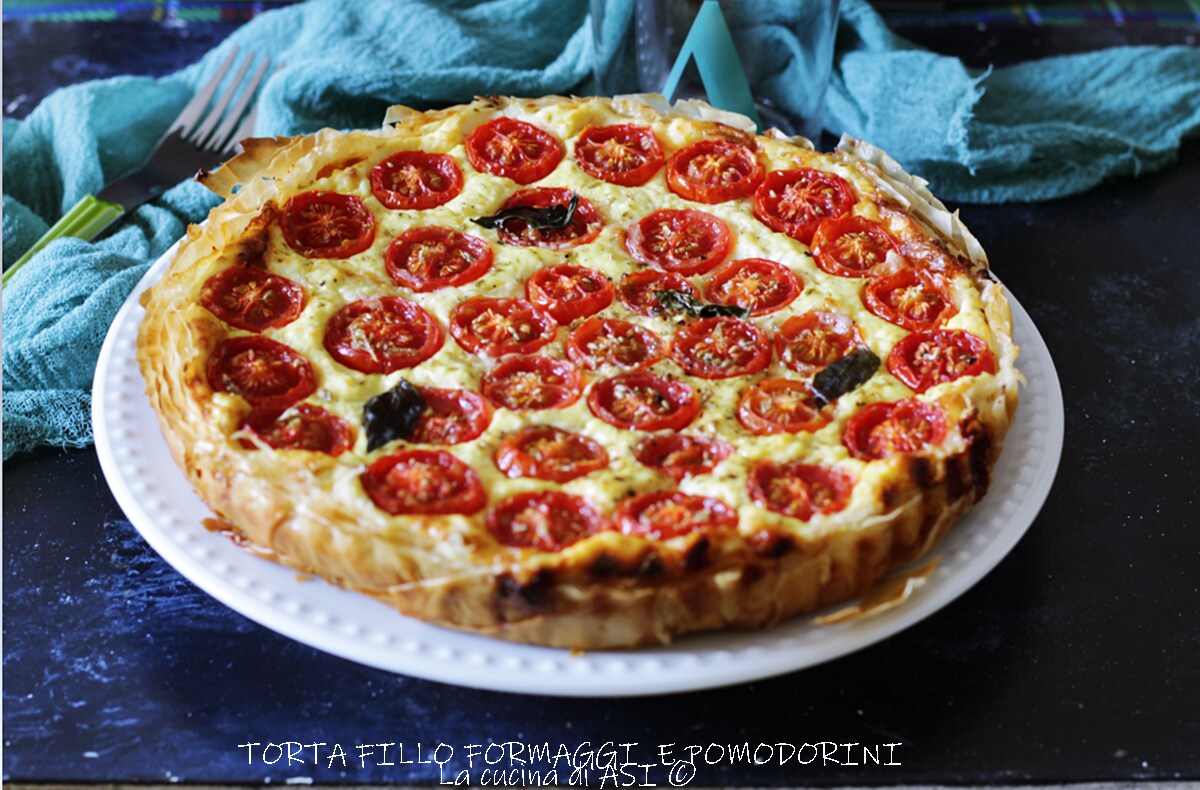 Tarta salada con filo, quesos y tomatitos