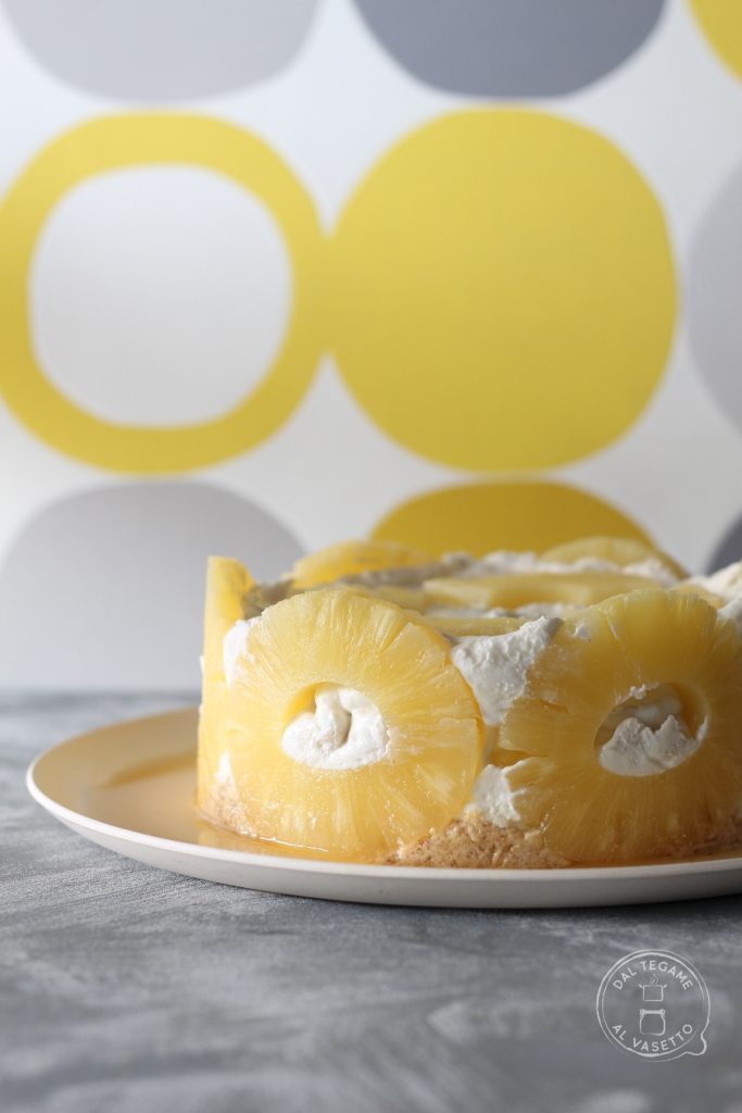 tarta de yogur sin azúcar hecha con crema de yogur griego y piña en almíbar sin azúcares
