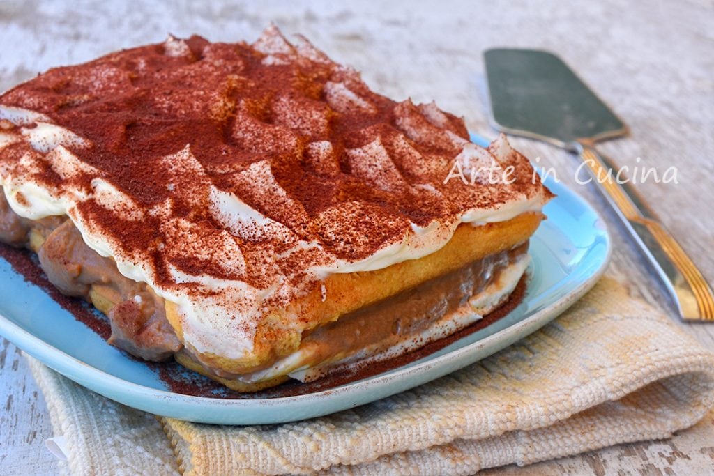 Tarta de galletas de savoiardi con crema de chocolate
