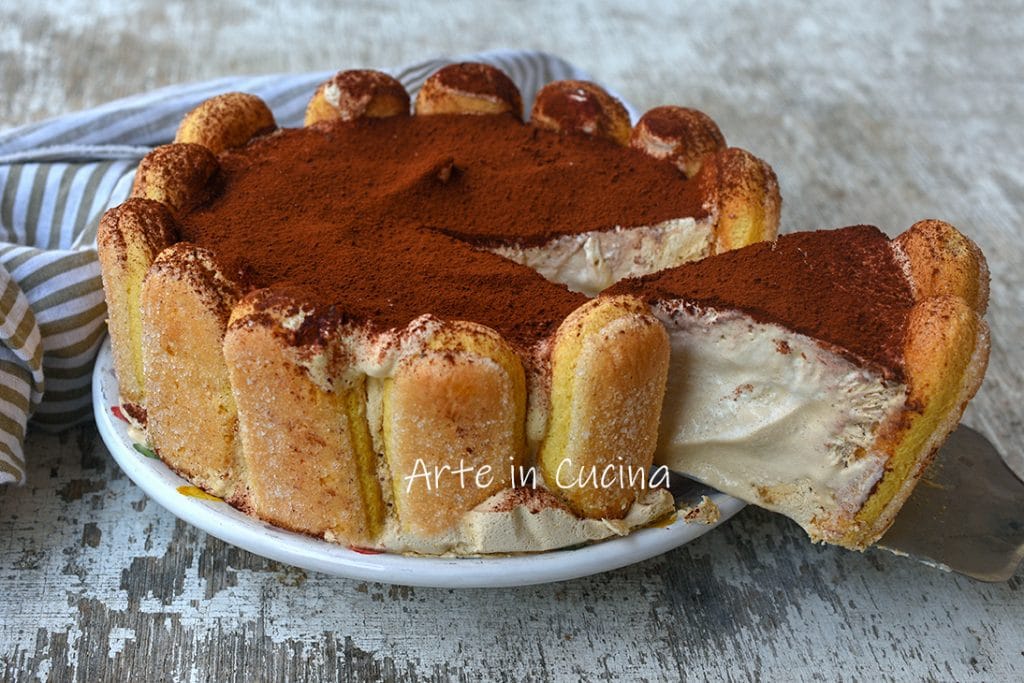 Tarta helada de tiramisú dulce frío