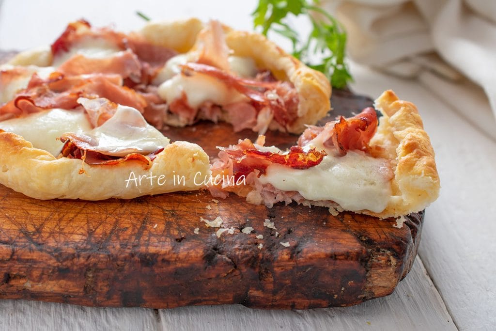 Tarta hojaldrada speck y provola rápida