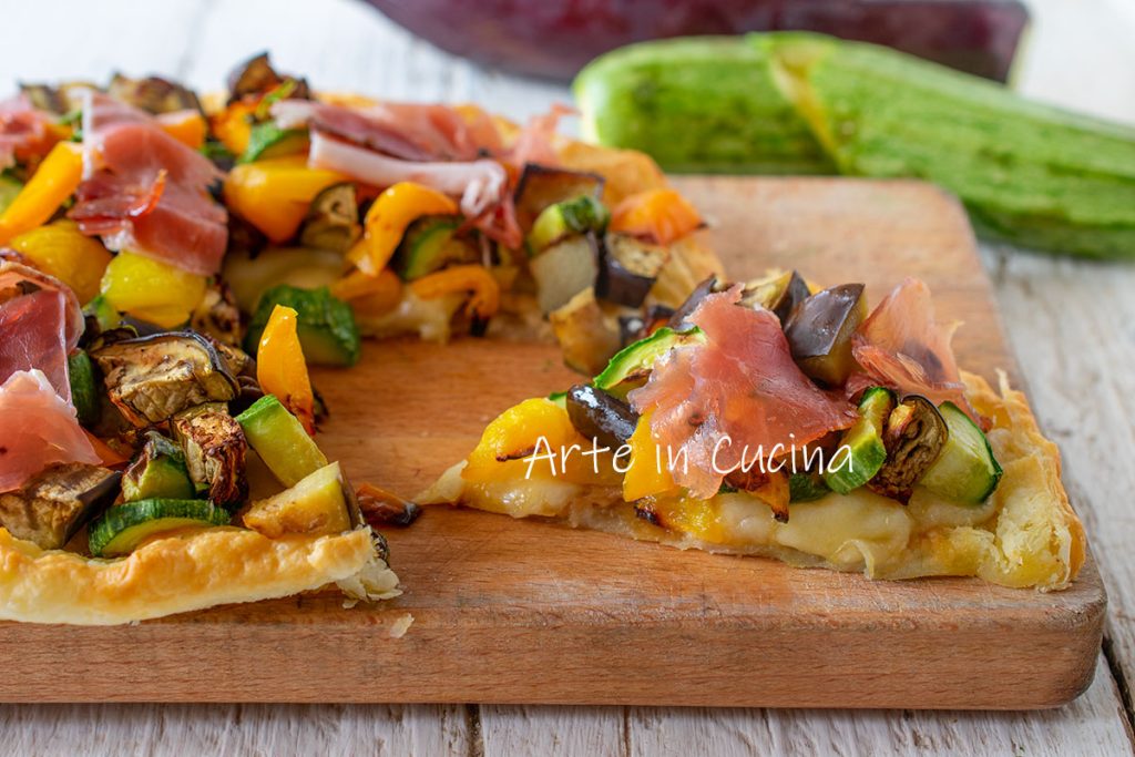 Tarta de hojaldre de verduras con speck