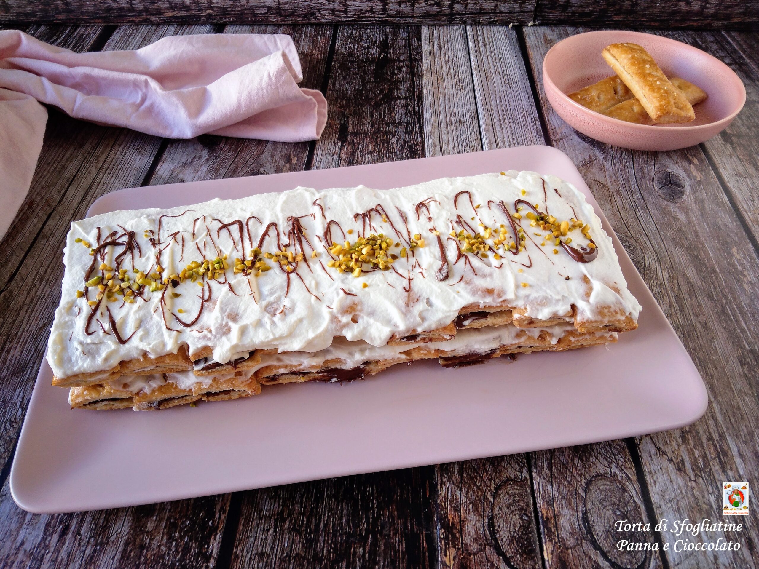 Tarta de hojaldres con nata y chocolate