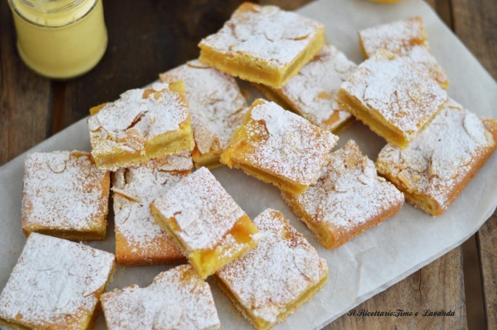 Tarta rellena de limón