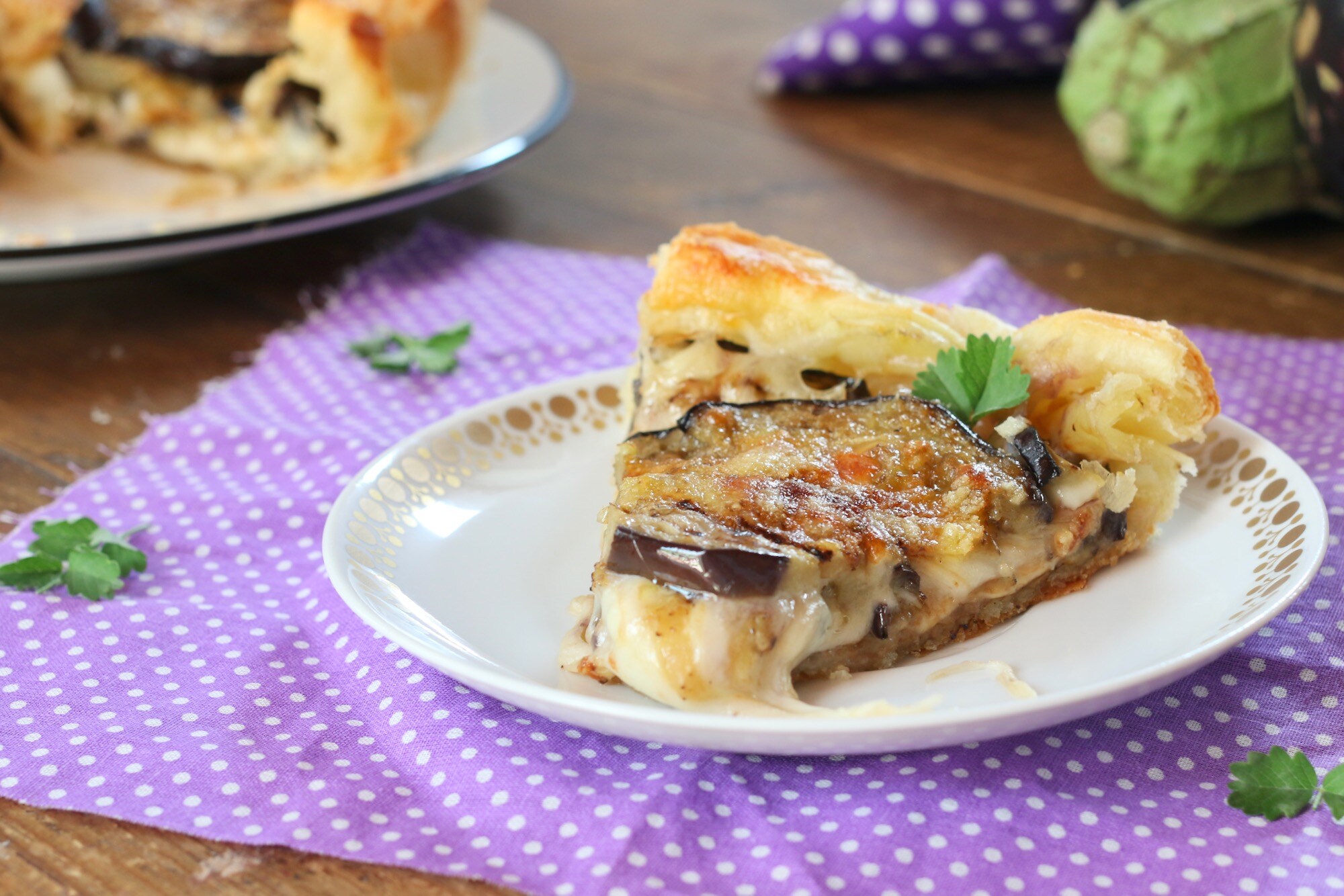 Tarta salada con berenjenas fundidas