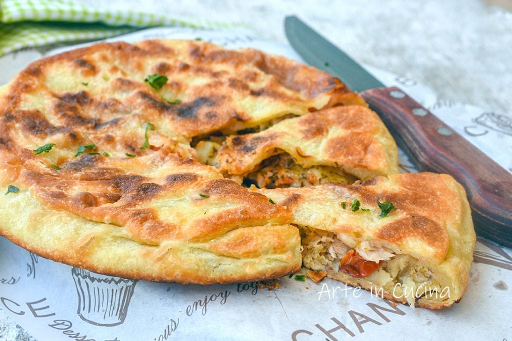 Tarta salada de atún y tomate en sartén