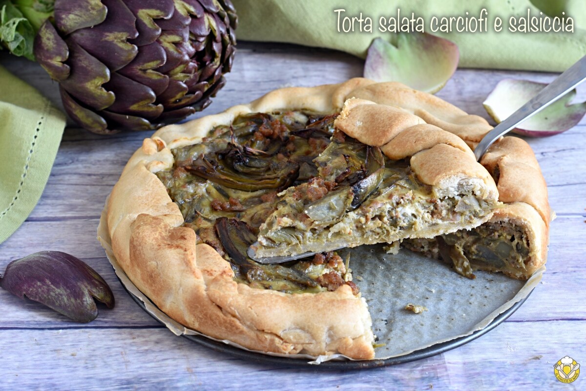 Tarta salada con alcachofas y salchicha