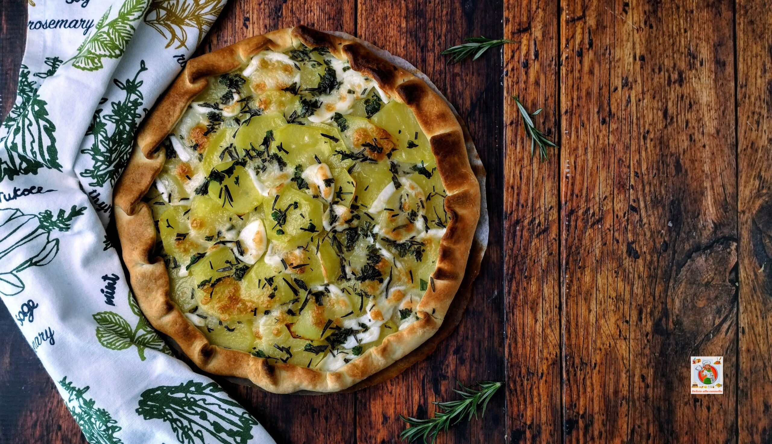 Tarta salada con patatas mozzarella y romero: crujiente hojaldre con un sabroso relleno.