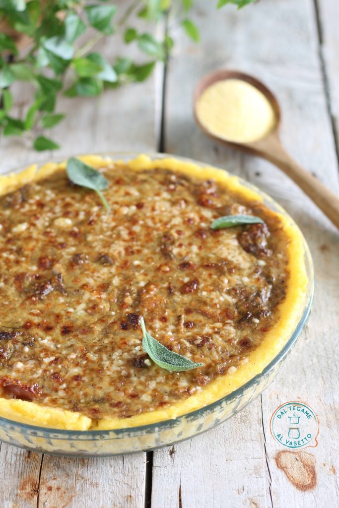 tarta de polenta en el molde de Pirex rellena y cocida rápidamente